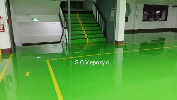 พื้นโรงงาน Epoxy คุณภาพสูง พร้อมเส้นแบ่งเขตเพื่อความปลอดภัย